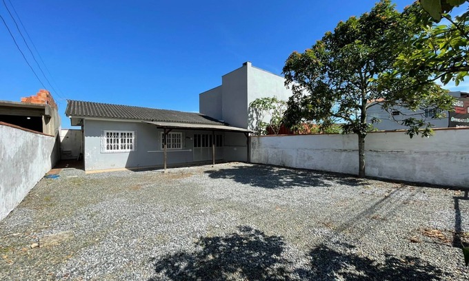 Meia Praia Casa | Beach house with large patio 150m from the sea