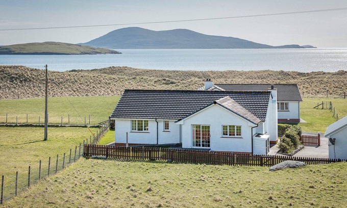 Harris Cabaña | Beach holiday home 5 minutes' walk to Luskentyre Beach