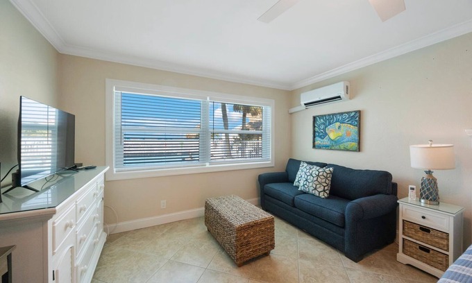 Madeira Beach Condominio | # 154 Surf Song Resort: 1 BR / 1 BA planta baja en la playa de Madeira, para 2 personas