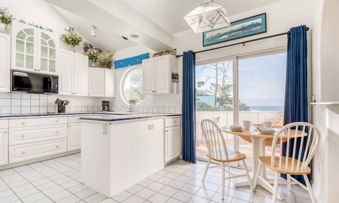 Seal Rock Casa | Beach House, Amazing Views, Pool Table, Large Deck, Room for the Whole Family