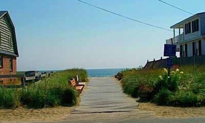 Seabrook Casa | Casa de playa con vistas al agua - Seabrook BEACH al otro lado de la calle desde el acceso a la playa