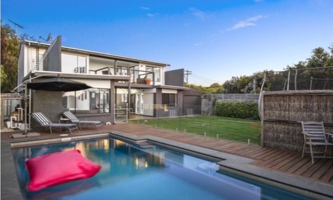 Barwon Heads Casa | Beach House Benefits with Stunning Rural Outlook & Heated Pool.