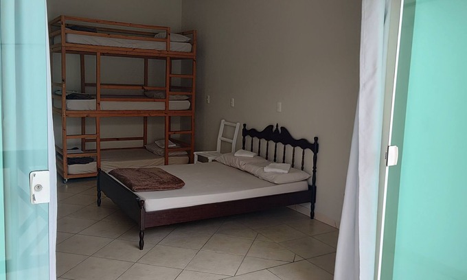 Itacolomi Casa | Beach house for families of up to 23 people in Piçarras / Beto Carrero