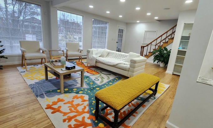 Long Beach Casa | BEACH HOUSE, FIVE Minutes walk to the beach, Very Spacious