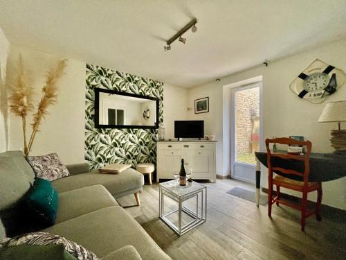 Arromanches-les-Bains Casa | Beach House & Patio by Melrose