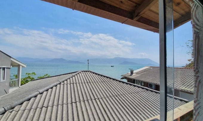 Caiacanga Casa | Pé na Areia Beach House in Caiacanga Ribeirão da Ilha