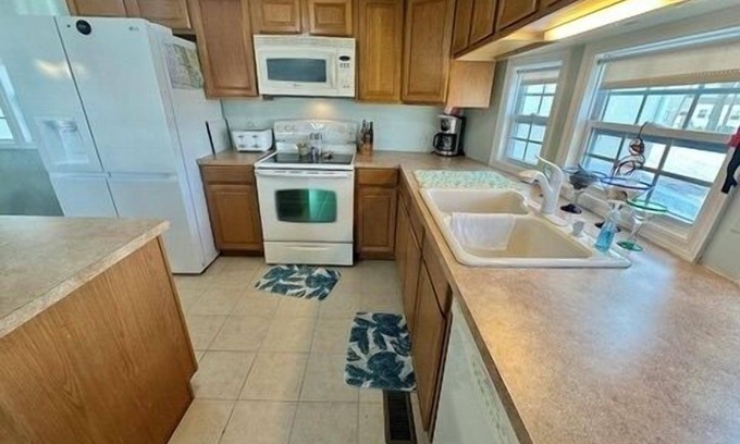 Hutchinson Island South Casa | Beach house located with a fully equipped kitchen.