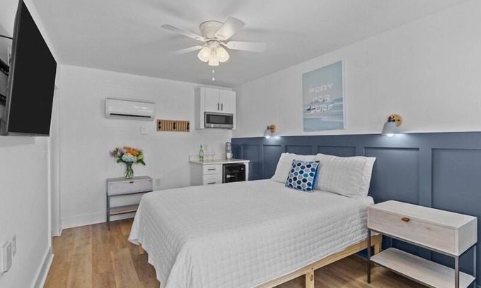 Yaupon Beach Hotel | Beach House OKI - Queen Room in hotel on Oak Island, North Carolina