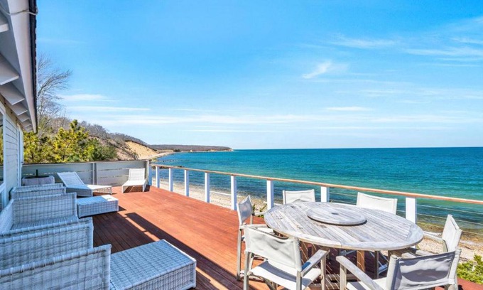 Montauk Casa | Beach House on Fort Pond Bay