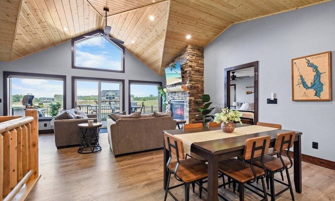 New Lisbon Casa | New Beach House on Private Lake with Game Room