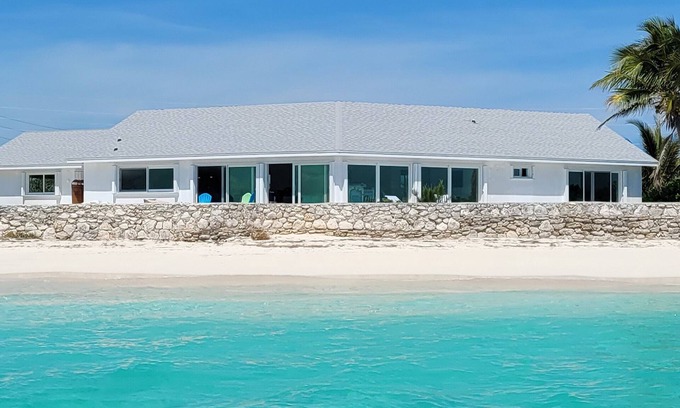 Treasure Cay Casa | Casa privada en playa exclusiva, justo en el agua.