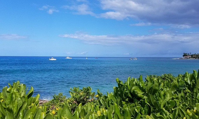 Makaha Casa | CASA DE PLAYA en la pintoresca playa de Makaha con WIFI de alta velocidad gratis y estacionamiento en el lugar