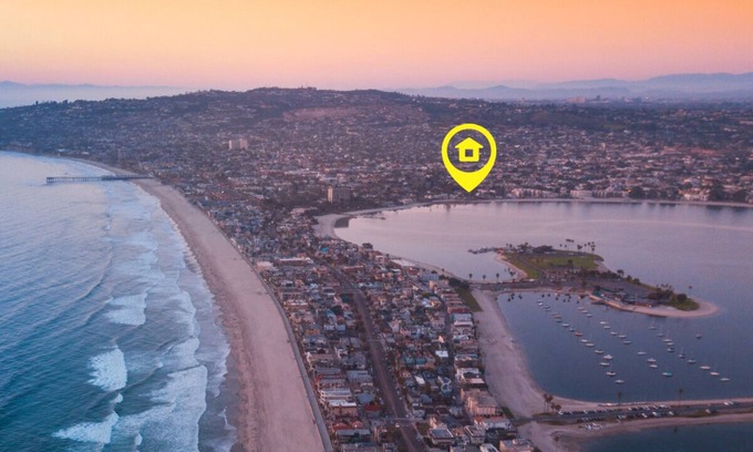 Crown Point Condominio | Beach House one block from Mission Bay w/AC