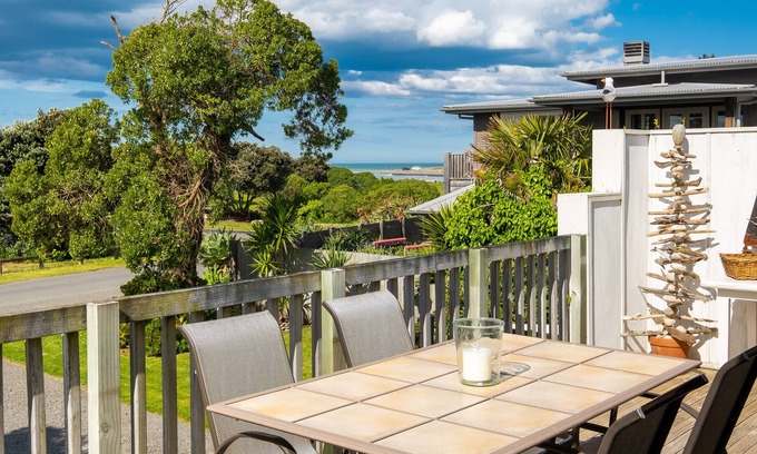 Te Awanga Casa | Beach House - pet Friendly - Ample Room for 2 Families - min 15 Night Stay