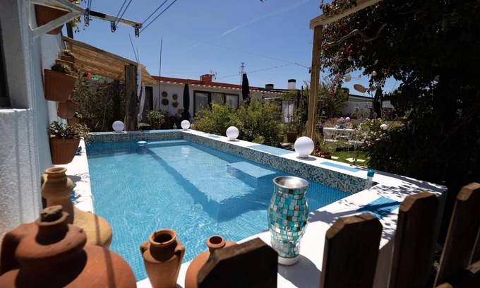 Torreira Casa | Beach House Babylon-Guest House with kitchenette, garden & pool