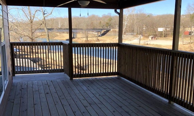 Pineville Cabina | Beach house-style cabin on the Elk River in Pineville, Missouri