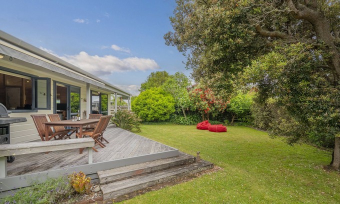 Pauanui Casa | Beach house vibes plus sleep out for 2nd family or teenagers. Pet friendly.