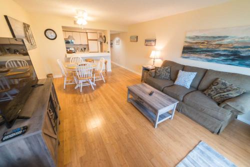 Oceanmarsh Subdivision Casa | Beach house villa! Screened in porch, with views!