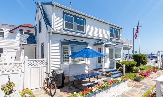 Hampton Casa | Beach House, Walking distance to downtown!