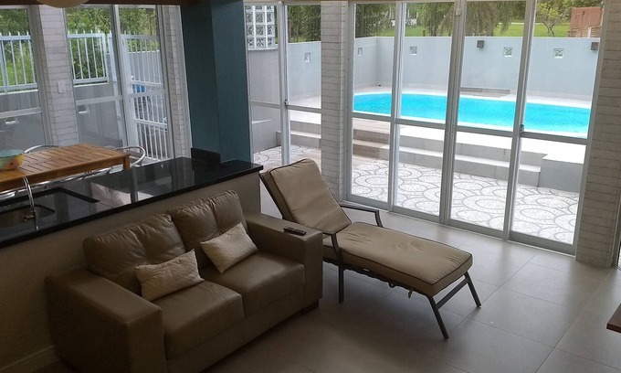 Daniela Casa | casa de playa con piscina, zona de barbacoa y un parque, a 250 metros de la playa.