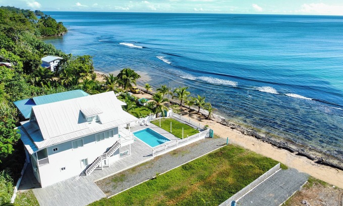 Bocas del Toro Casa | Beachfront Villa with Pool