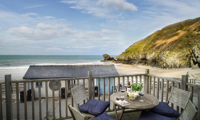 Tan-y-groes Cabaña | Beach Hut Apartment, Llangrannog