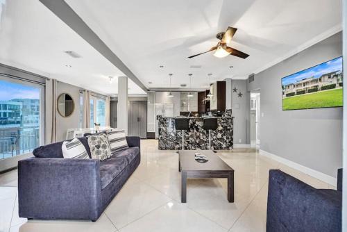 Hendricks and Venice Isles Apartamento | Beach Isles Modern 1BR Waterfront Apartment with Patio