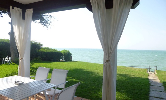 Sanlúcar de Barrameda Chalet De Esquí | Chalet linea de playa con impresionantes vistas al mar. WIFI. Jardín privado