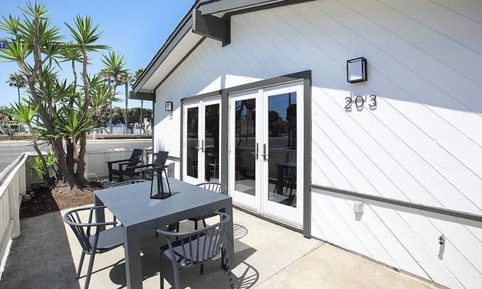 Newport Shores Apartamento | Beach living-Charming one bedroom lower unit