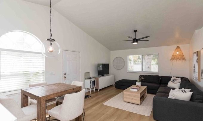 Jacksonville Beach Cabaña | Beach living, cozy 2/1, walk to amenities & beach