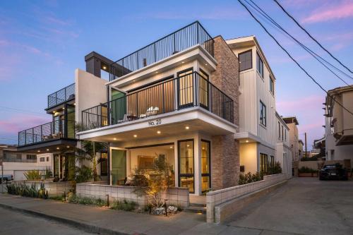 Peninsula Casa | Beach Paradise - Stunning 3-Story in Long Beach