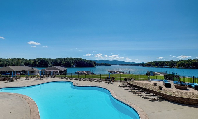 Smith Mountain Lake Condominio | Beach + Pool Access: Smith Mountain Lake Getaway!