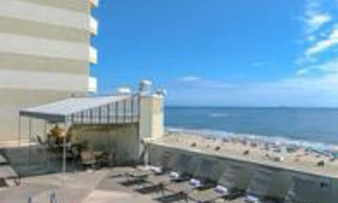 Northeast Virginia Beach Complejo | Beach Quarters 1BR 1BA with a nice Ocean Front Balcony - sleeps 6