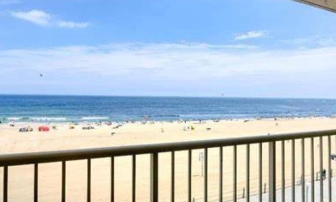Northeast Virginia Beach Complejo | Beach Quarters Resort Oceanfront Condo with Oceanfront Balcony