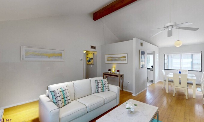 Siesta Key Village Chalet De Esquí | Beach Rd, 300ft to Beach Access & 500ft to Siesta Key Village, 2bdr & Studio