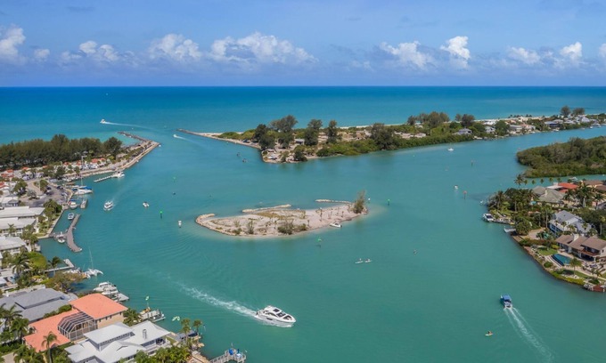 Laurel Casa | Beach Retreat - Completely Renovated!!Half Duplex, WIFI/TV,1mile to Beach.