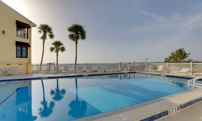 Port Charlotte Condominio | Beach Retreat w/ Pool & Fishing Dock