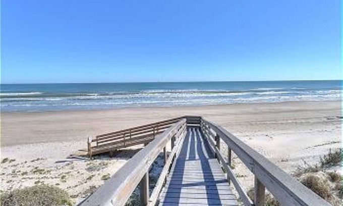 Port Aransas Casa | Beach Retreat: Walk to Beach & Pool, Sleeps 12, Pet Friendly