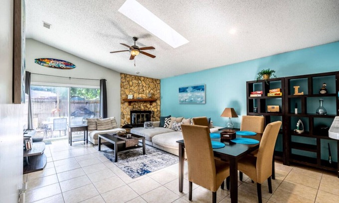 North Beach Apartamento | Beach Retreat with Backyard Flair! w/Yard Games