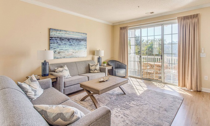 North Myrtle Beach Condominio | Beach Shuttle & Pool: North Myrtle Beach Condo!
