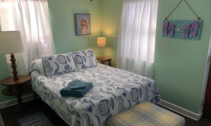 Cottage Line Apartamento | Beach Side Studio #1 (Apartment) - Pets Allowed by RedAwning