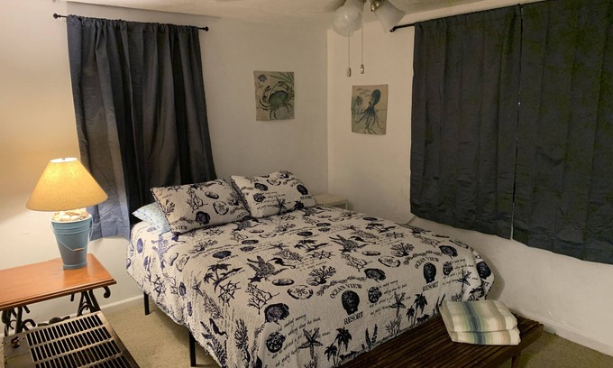 Cottage Line Apartamento | Beach Side Studio #2 - Pet Friendly, WiFi, Off-Street Parking, Large Smart TV