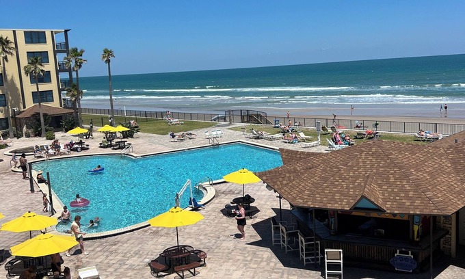 Bridgeport Heights Condominio | Beach Side 1-bdrm, AC, Wifi, kitchenette, balcony, direct ocean view.