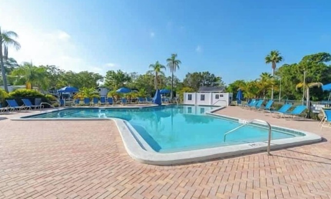 Ozona Casa | Beach Stay w/pool, bicycle, walkable community