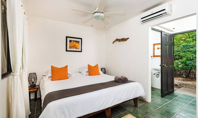 Palm Beach Estates Apartamento | Beach Studio in Playa Grande. Fast WiFi, Cold AC, Full kitchen. Close to beach.
