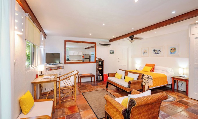 Palm Beach Estates Apartamento | Beach Studio Private yard 3 minutes walk to beach Bicycle Boogie + Surfboard
