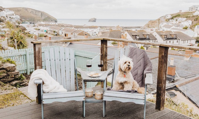 Portreath Cabaña | Beach & Surfing Heaven! 100m to sea & shops with parking, log burner & sea views