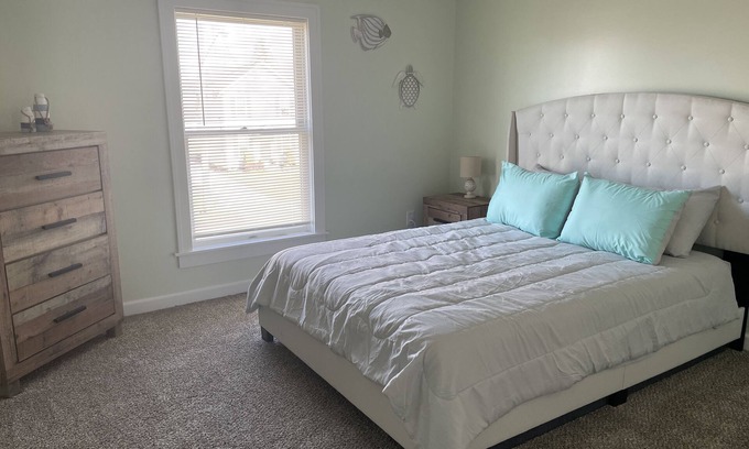 Ashtabula Casa | Beach themed home! Walking distance to the beach and Historic Ashtabula Harbor!