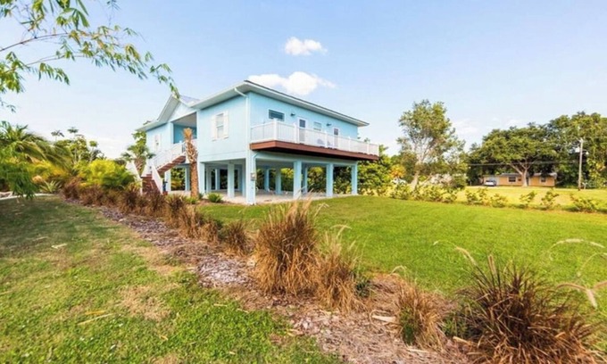 Laurel Casa | Beach time! Walk to the beach!