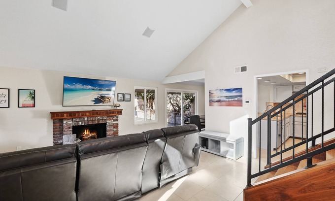 Huntington Beach Casa | Beach townhome with two car garage!